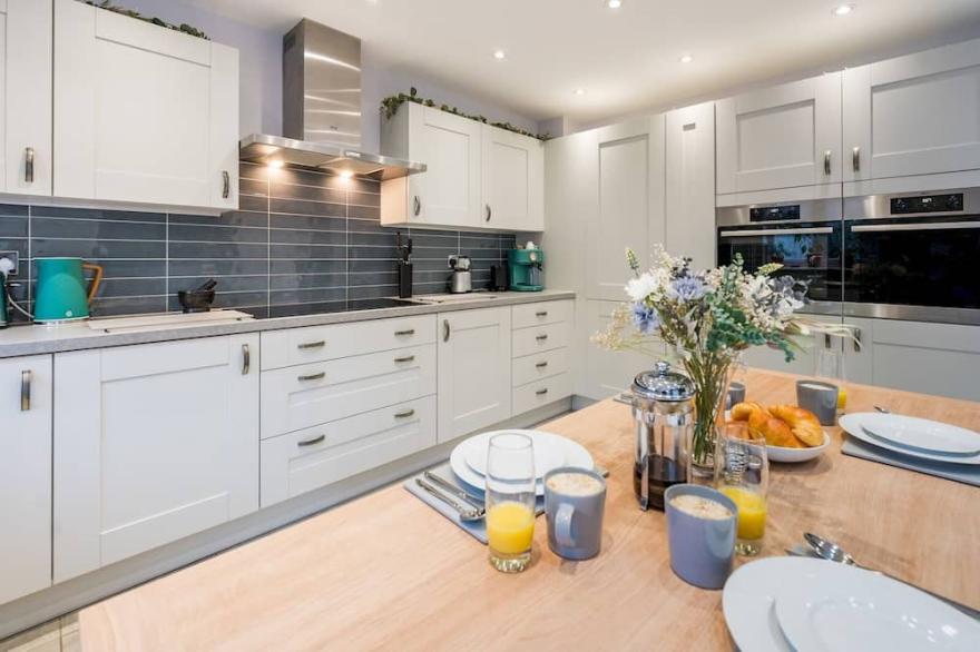 Pass the Keys | Stylish modern 2 bedroom townhouse with parking