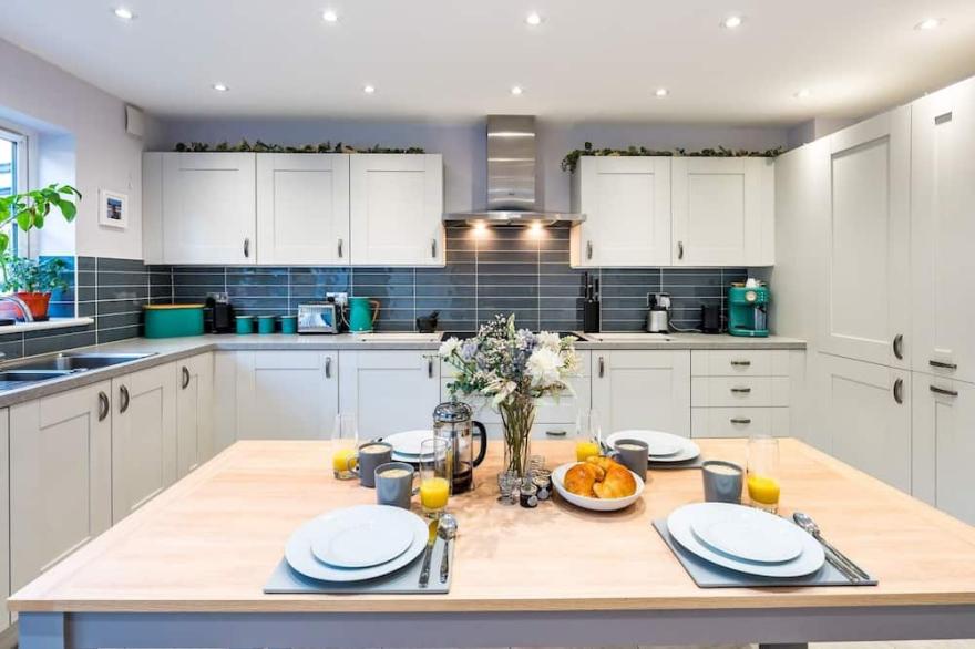 Pass the Keys | Stylish modern 2 bedroom townhouse with parking