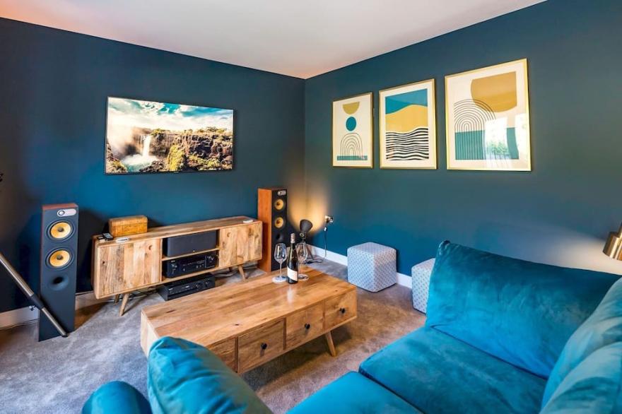 Pass the Keys | Stylish modern 2 bedroom townhouse with parking