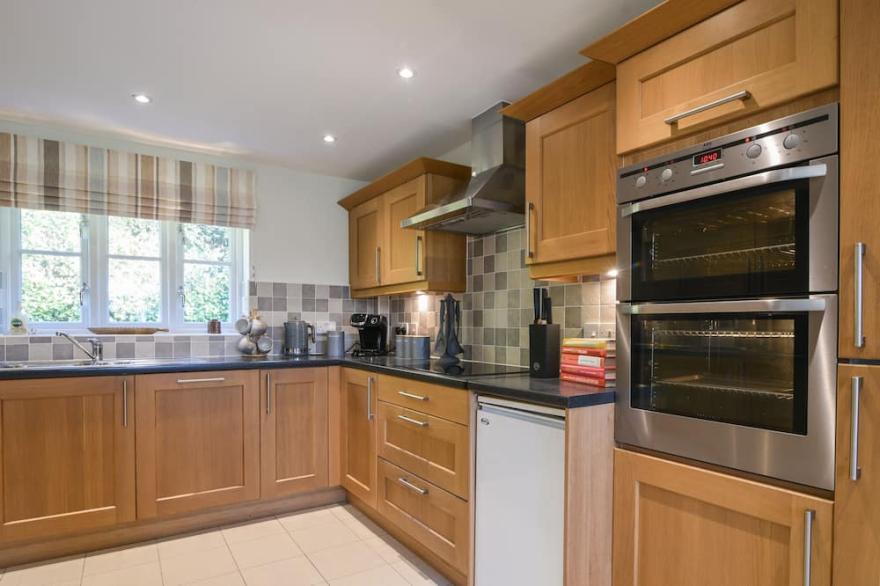 SOUTH GLEBE, pet friendly, character holiday cottage in Hawkchurch