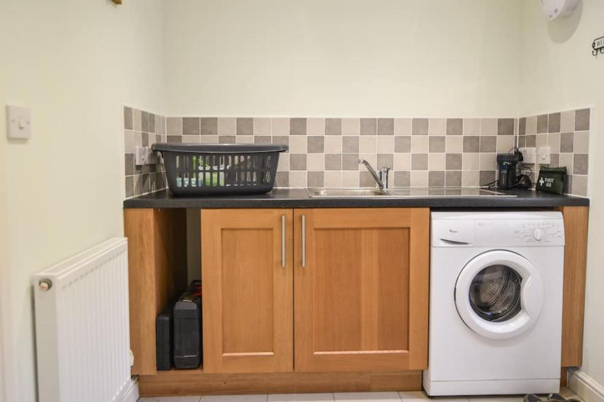 SOUTH GLEBE, pet friendly, character holiday cottage in Hawkchurch
