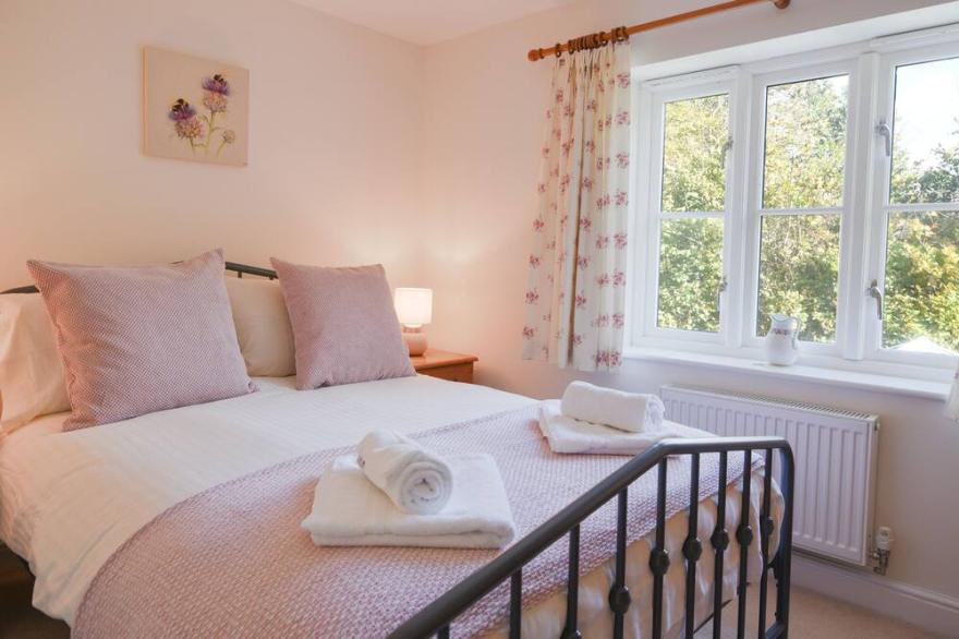 SOUTH GLEBE, pet friendly, character holiday cottage in Hawkchurch