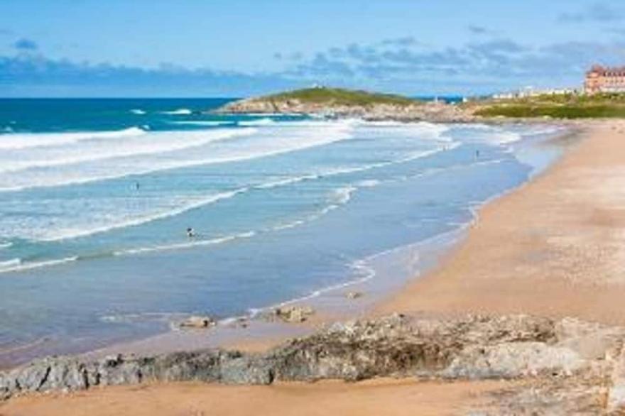 SURF VIEW - NEWQUAY - FISTRAL BEACH -STUNNING SEA VIEWS- SWIMMING POOL-GARDENS