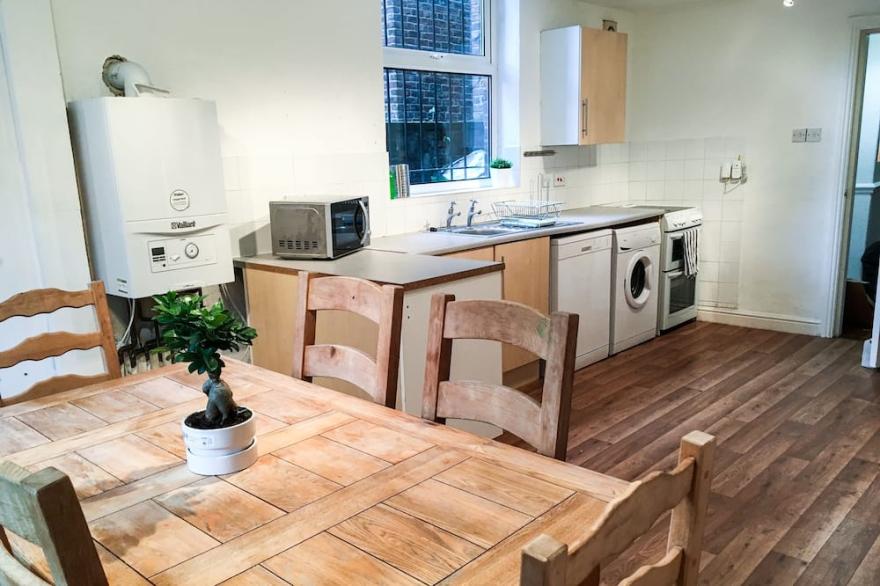 Stairway to heaven! 2 bed apartment with private parking