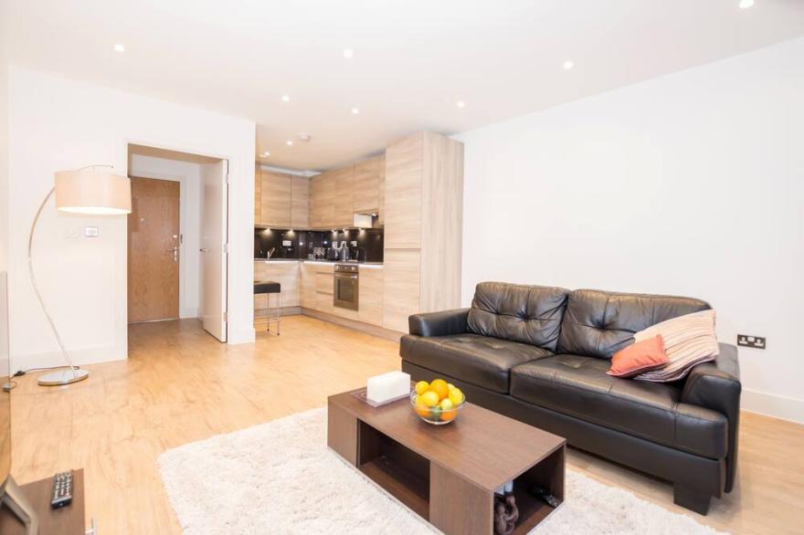 New Build Luxury Apartment *20 min to the Centre*