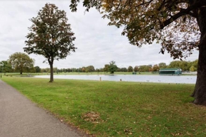 Stunning large flat overlooking Clapham Common London