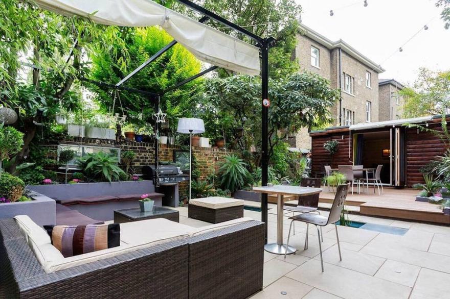 Stunning large flat overlooking Clapham Common London