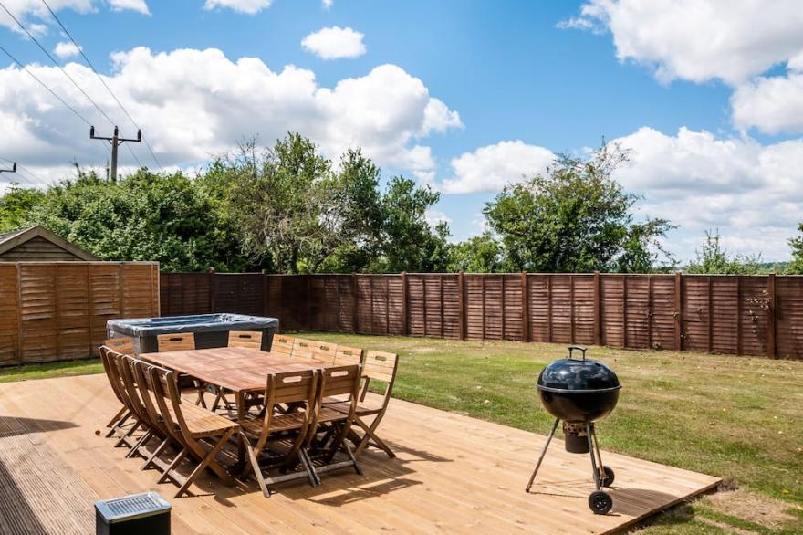 Luxury cabin in great location, hot tub, sleeps 18