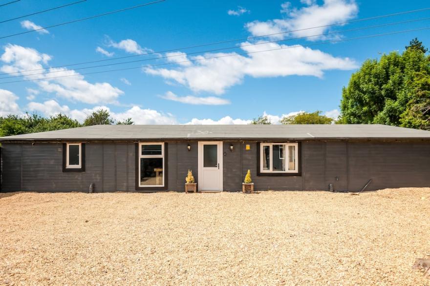 Luxury cabin in great location, hot tub, sleeps 18