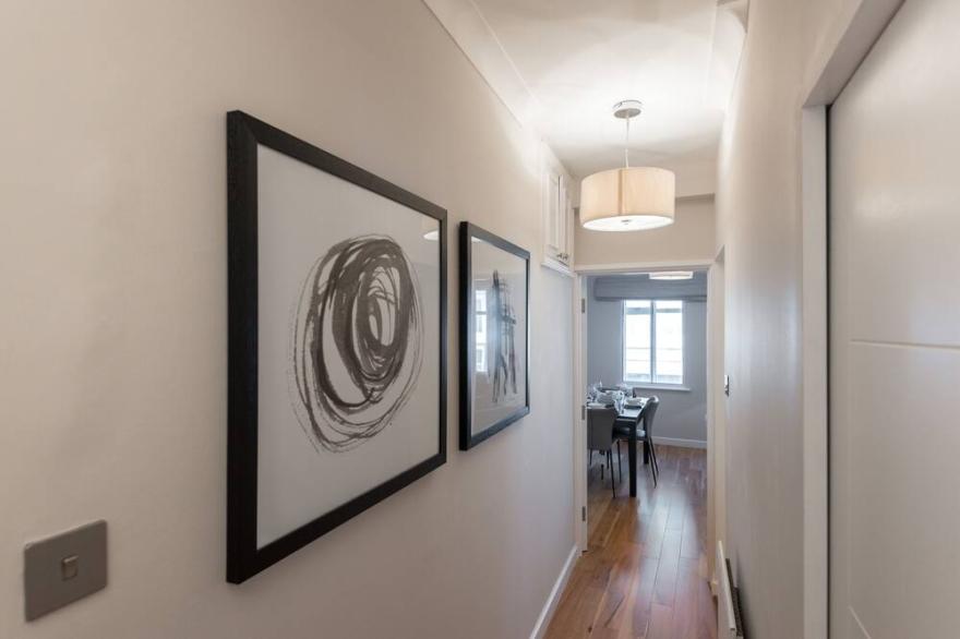 Modern one bedroom Knightsbridge apartment
