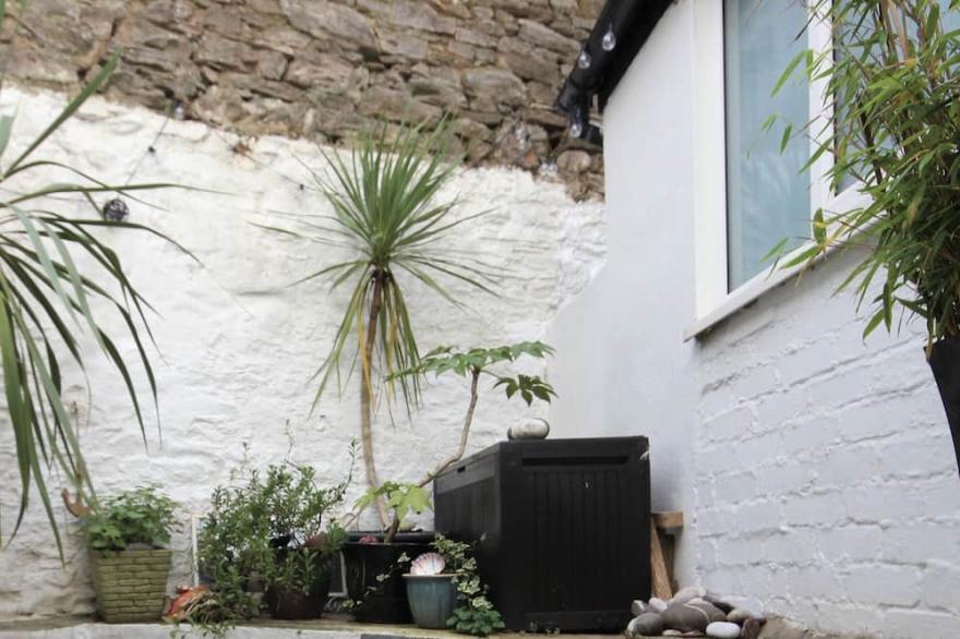Stunning Period Fisherman's Cottage, free parking, Harbour & Sea Views + Disney+