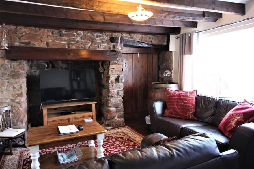 Stunning Period Fisherman's Cottage, free parking, Harbour & Sea Views + Disney+