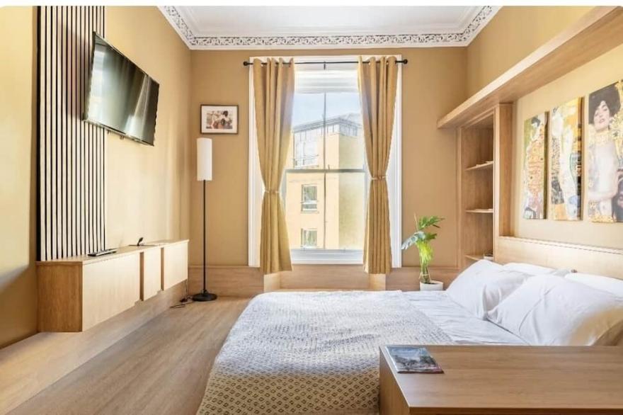 Wee Grandeur-Friendly, art designed apartment in central Edinburgh