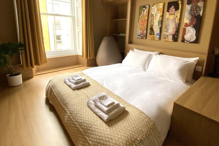 Wee Grandeur-Friendly, art designed apartment in central Edinburgh