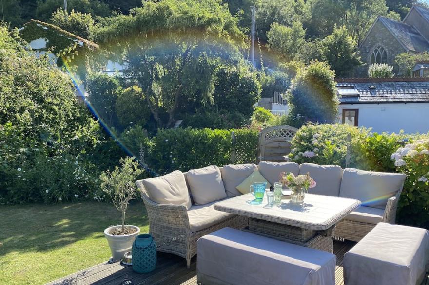 Beautiful Holiday Cottage next to beach in Cawsand, SE Cornwall - dog friendly!
