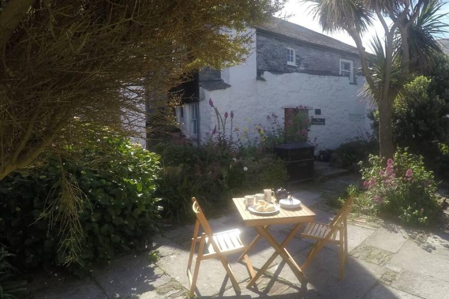 Courtyard cottage private courtyard, 30 secs beaches, shops