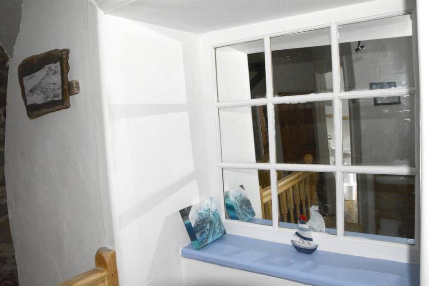 Courtyard cottage private courtyard, 30 secs beaches, shops