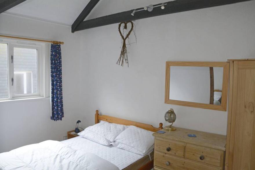 Courtyard cottage private courtyard, 30 secs beaches, shops