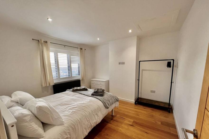 Stylish 3 bed house with Castle views
