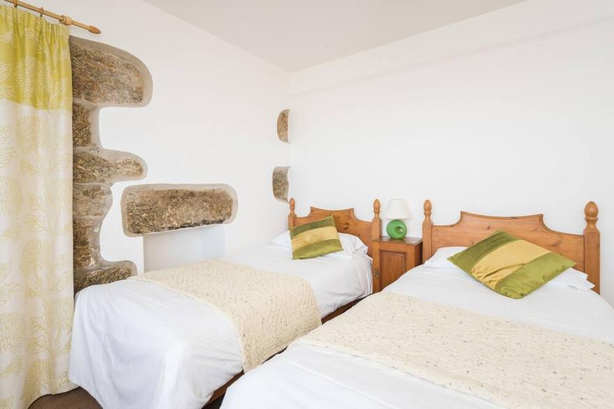 Well appointed apartment overlooking the sea in Sennen cove