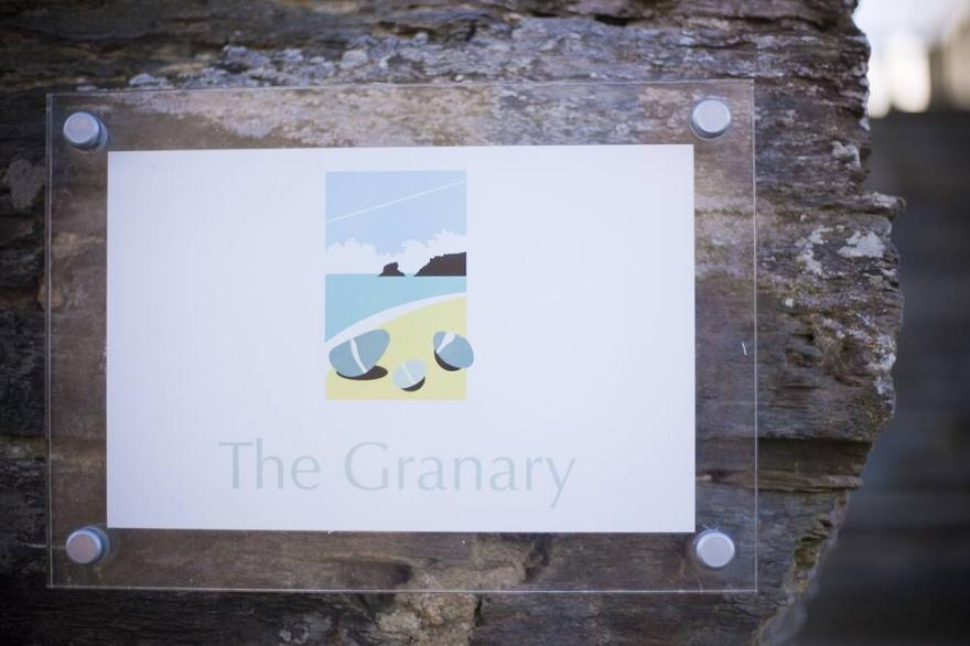 Beautiful dog friendly barn conversion for 6 near a sandy beach and Padstow