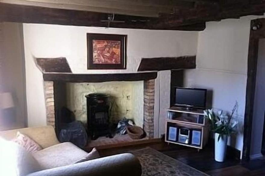 Historic Thatched Cottage Close To The Coast