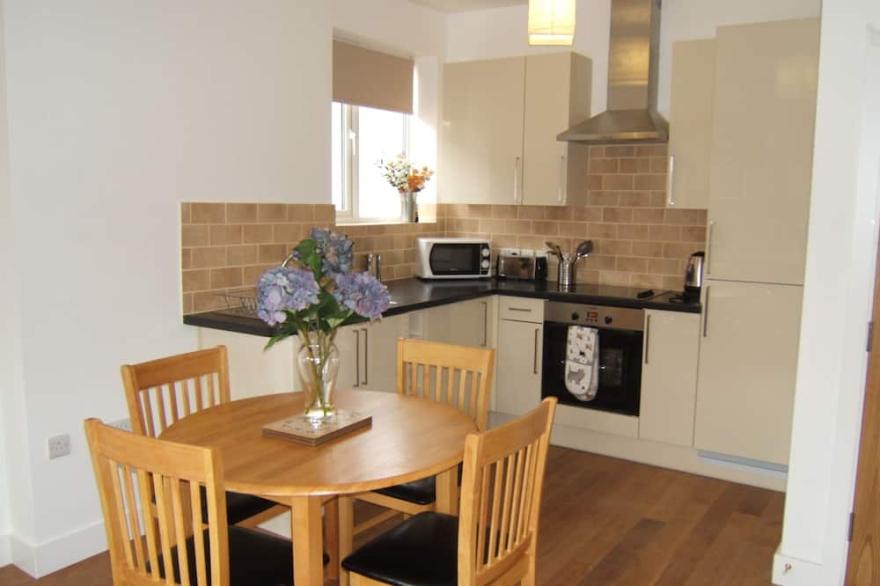 BOURNECOAST: APARTMENT IN TREE LINED AVENUE - WALK TO BEACHES & SHOPS - FM4035