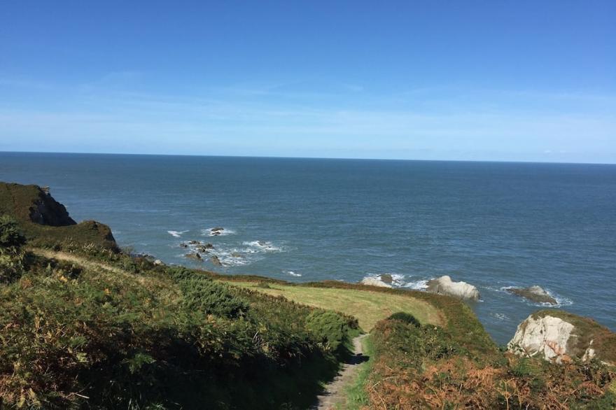 Traditional 4 bedroom cottage with private seasonal swimming pool close to sea<br>
