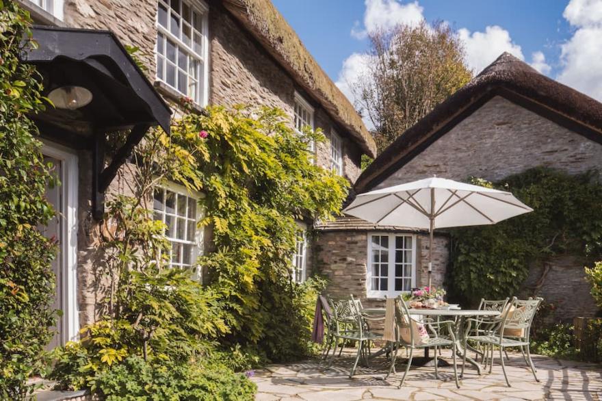 Traditional 4 bedroom cottage with private seasonal swimming pool close to sea<br>