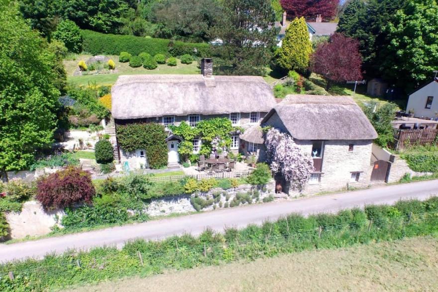 Traditional 4 bedroom cottage with private seasonal swimming pool close to sea<br>