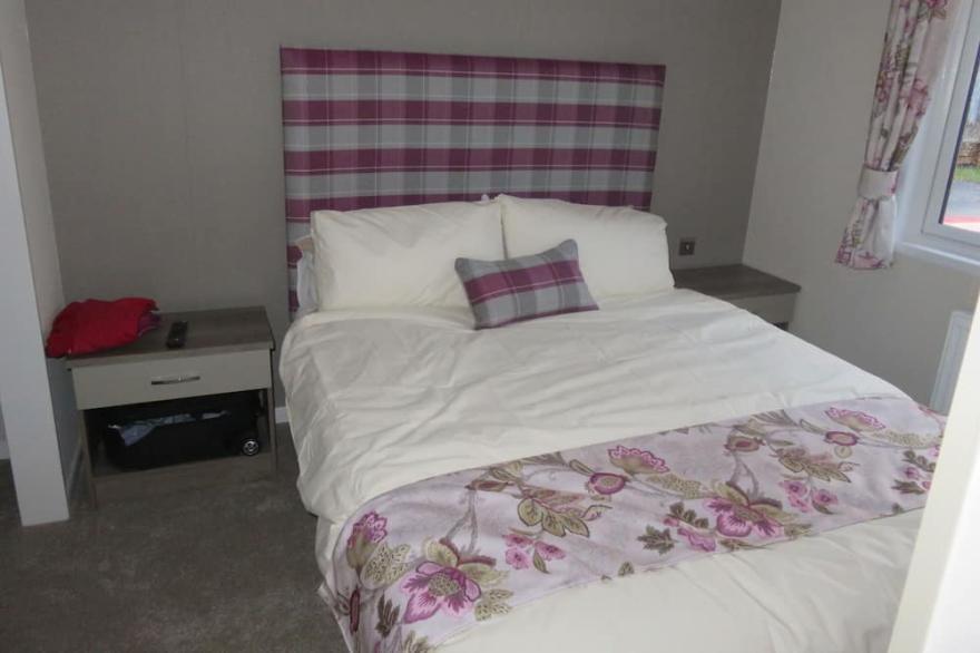 Tattershall Lakes  Lodge with Hot Tub & Lakeside view en suite with 3 bedrooms