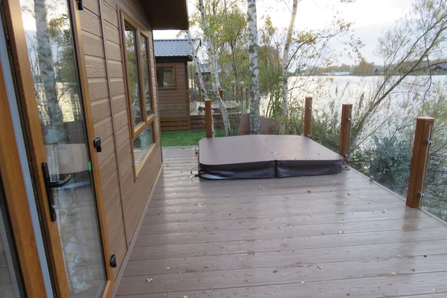 Tattershall Lakes  Lodge with Hot Tub & Lakeside view en suite with 3 bedrooms