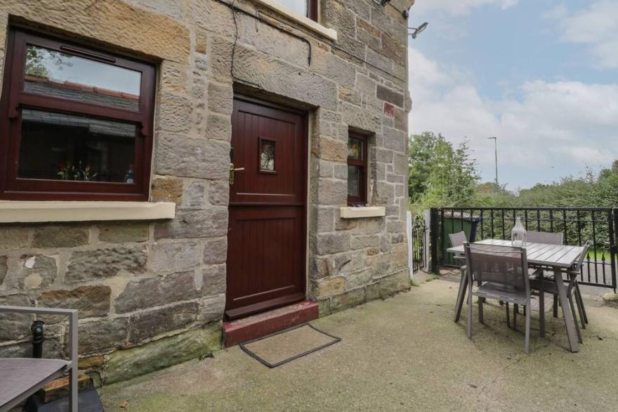 FOULSYKE FARM COTTAGE, pet friendly, with open fire in Loftus