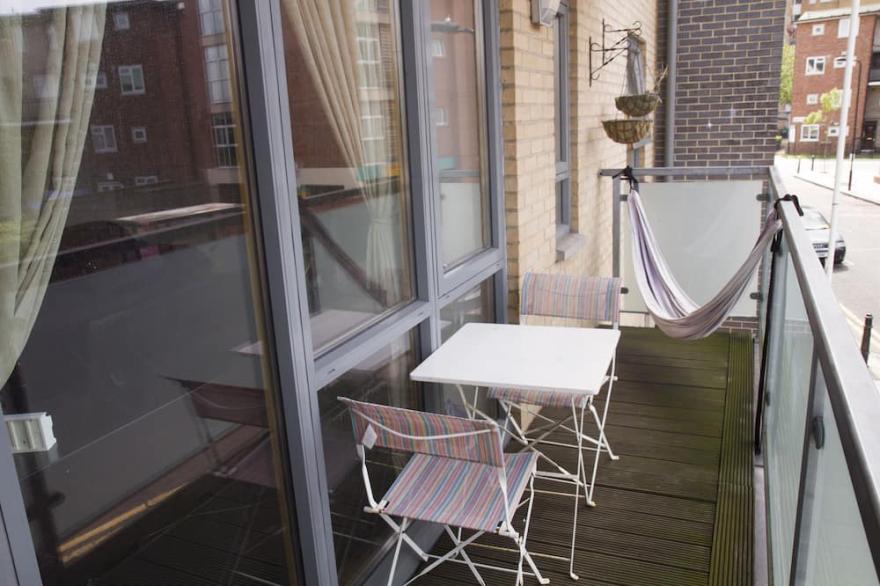 Large modern 1 bed balcony flat in London Fields & Broadway Market Near Pool