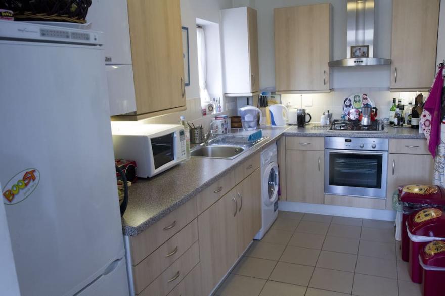 Large modern 1 bed balcony flat in London Fields & Broadway Market Near Pool