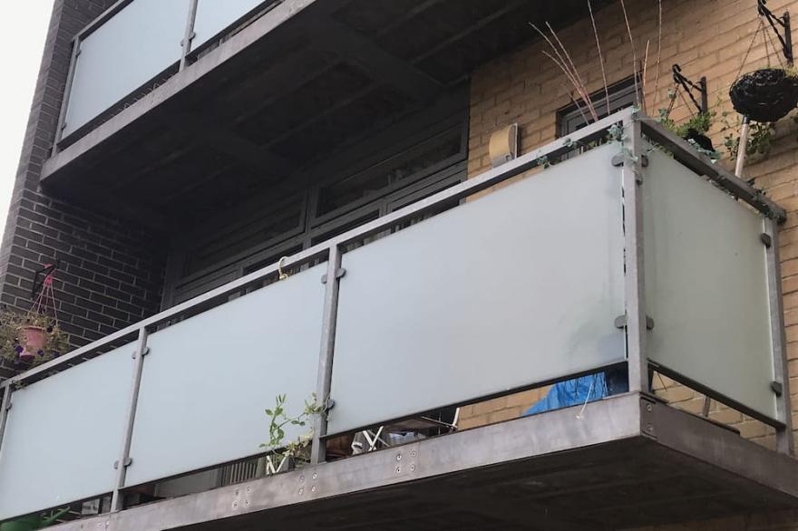 Large modern 1 bed balcony flat in London Fields & Broadway Market Near Pool