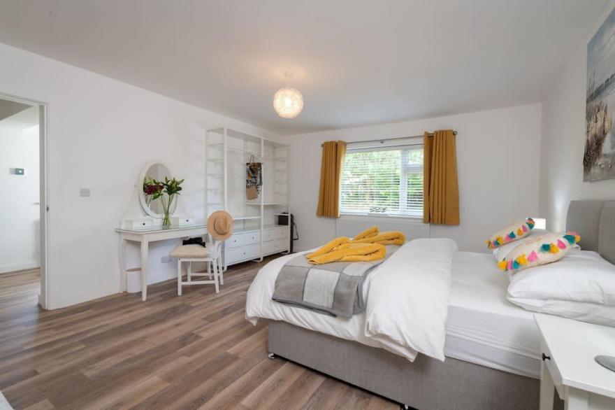 Benllech Beach Anglesey holiday home, 8 guests, sea views