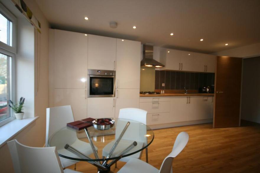 SPACIOUS SERVICED APARTMENT WITH 2 BEDROOMS  IN THE HEART OF AYLESBURY.