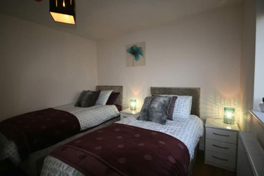 SPACIOUS SERVICED APARTMENT WITH 2 BEDROOMS  IN THE HEART OF AYLESBURY.