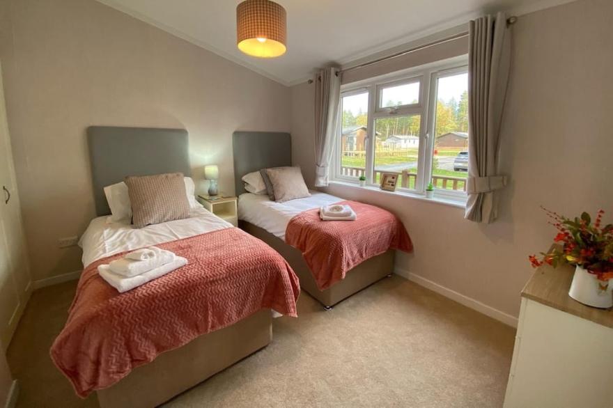 Pinewood Lodge - Luxury Lodge with Hot Tub