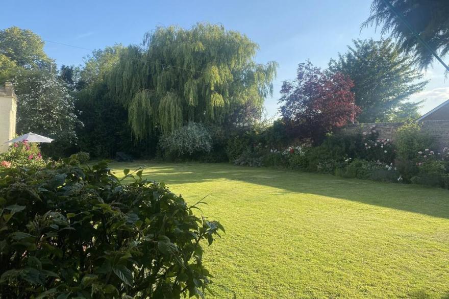 Lovely 18th Century Cottage: superb heated swimming pool April- October.