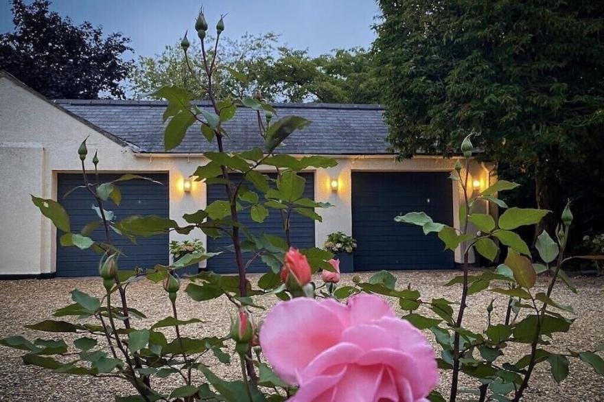 Lovely 18th Century Cottage: superb heated swimming pool April- October.