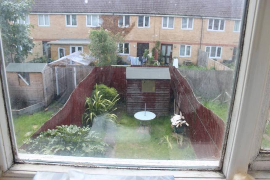 Cosy, spacious room located in very safe area in South East London