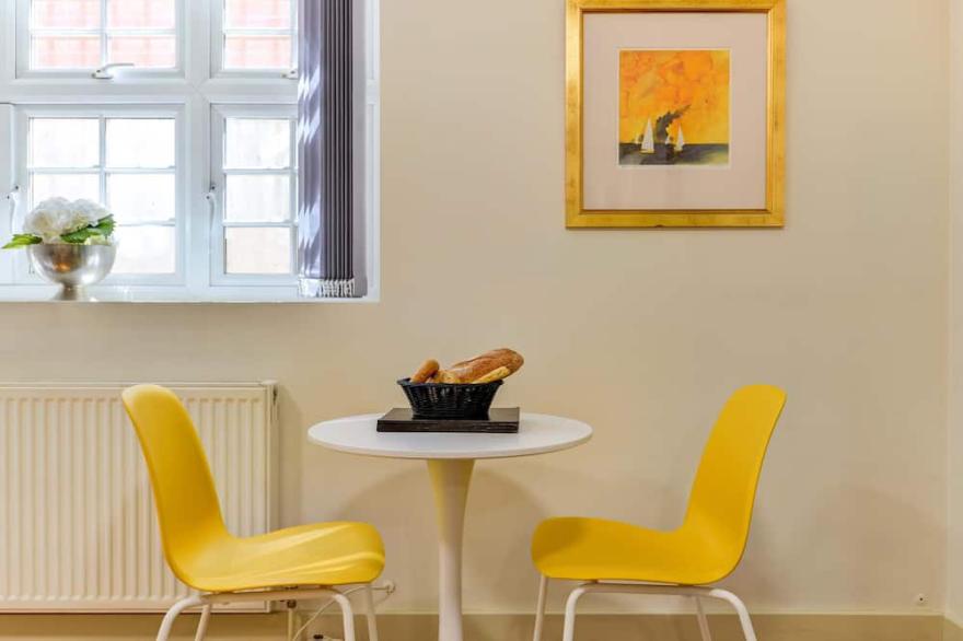Redhill town centre apartment by Surrey Shortlets