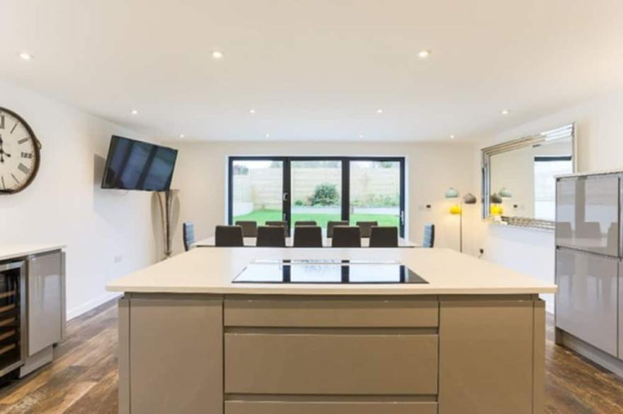 ST IVES, PARKING, GARDEN, HOT TUB, CHILDRENS PLAY AREA, SLEEPS 14
