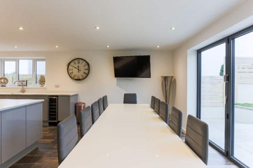 ST IVES, PARKING, GARDEN, HOT TUB, CHILDRENS PLAY AREA, SLEEPS 14