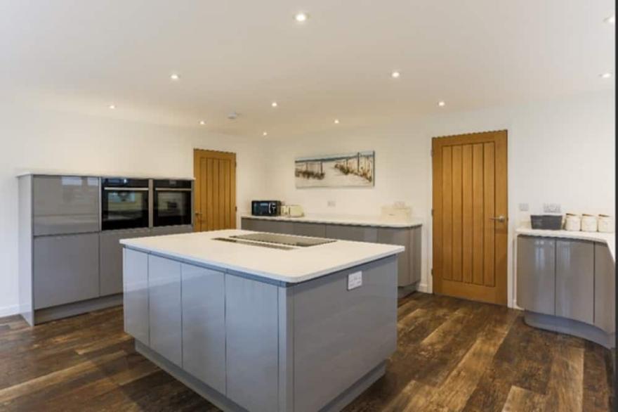 ST IVES, PARKING, GARDEN, HOT TUB, CHILDRENS PLAY AREA, SLEEPS 14