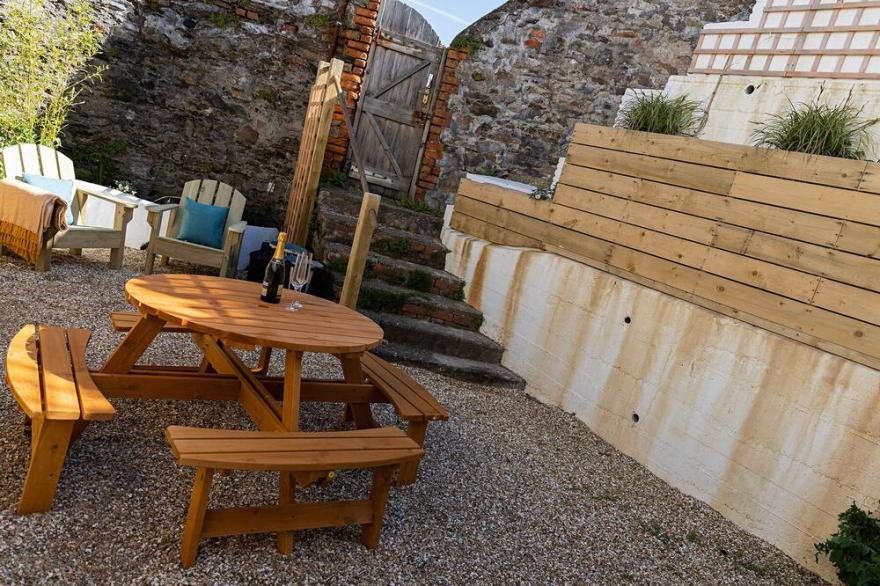Harbourside cottage on the Quay in Ilfracombe with hot tub