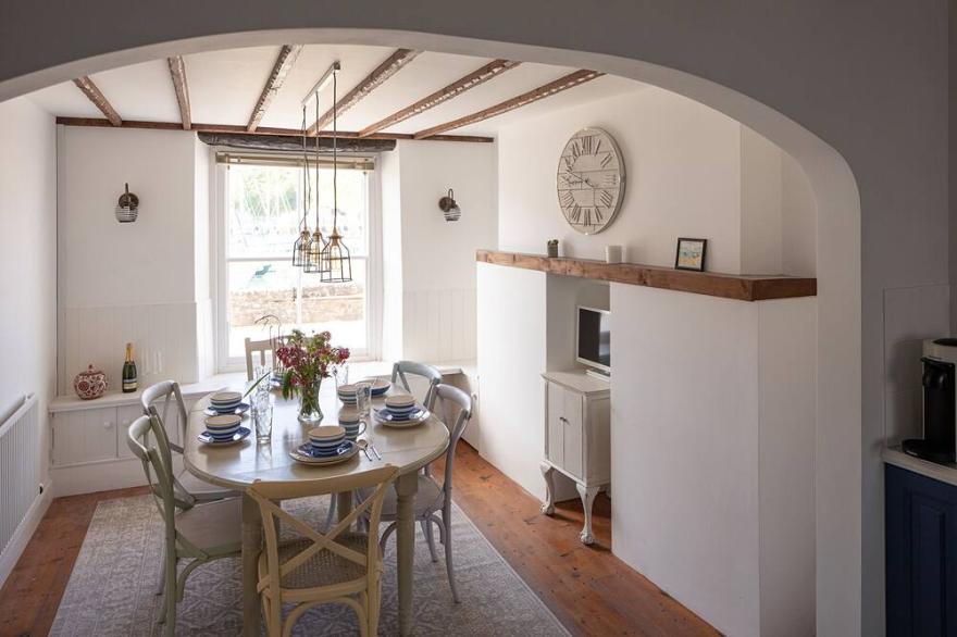Harbourside cottage on the Quay in Ilfracombe with hot tub