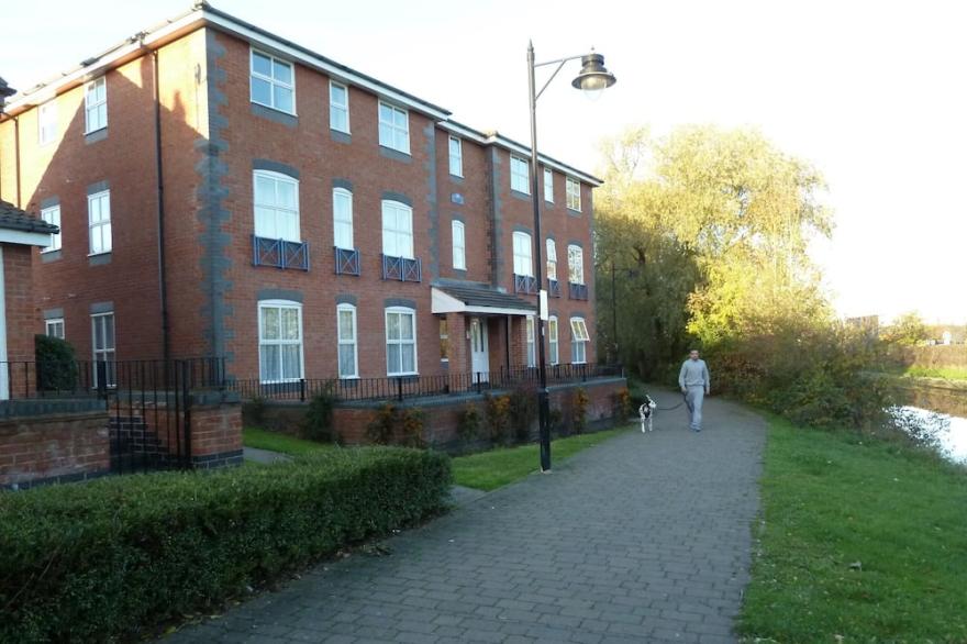 CANAL-SIDE APARTMENT, COVENTRY CITY CENTRE. overlooking the water.